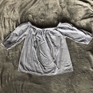 Off the shoulders crop top by Love Notes